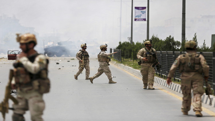 جنديان أفغانيان يقتلان 13 جندياً بالرصاص و هم نائمون بعد ان دسوا لهم السم