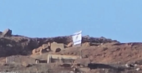 "قوة إسرائيلية" ترفع علم "إسرائيل" في ريف القنيطرة جنوب سوريا 