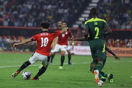 مصر تضع قدما في كأس العالم بتغلبها على السنغال