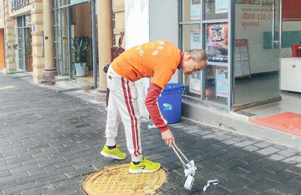 مليونير يتسلى بجمع القمامة!