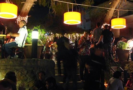 عمان : زوجة تكتشف خيانة زوجها مع صديقتها المقربة بهذه الطريقة الصادمة 