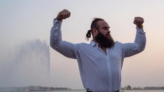 ماذا قال نجوم المصارعة عن عرض ”wwe سوبر شو داون“ في السعودية؟