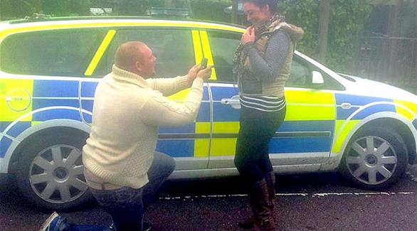 شاب يعرض الزواج على حبيبته في سيارة الشرطة