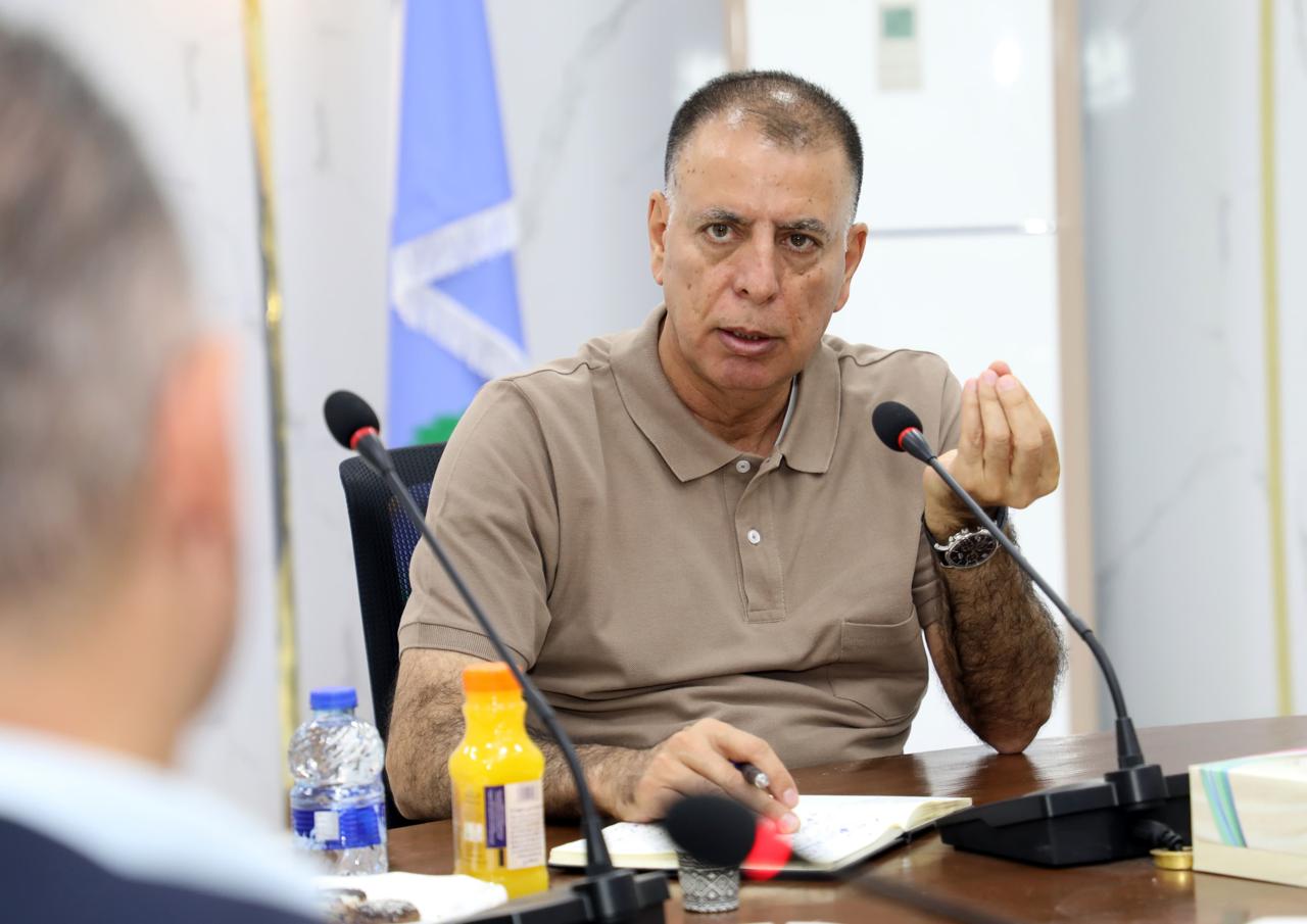 وزير الداخلية يتخذ مجموعة إجراءات للحد من الازدحام واستغلال المسافرين على جسر الملك حسين - صور