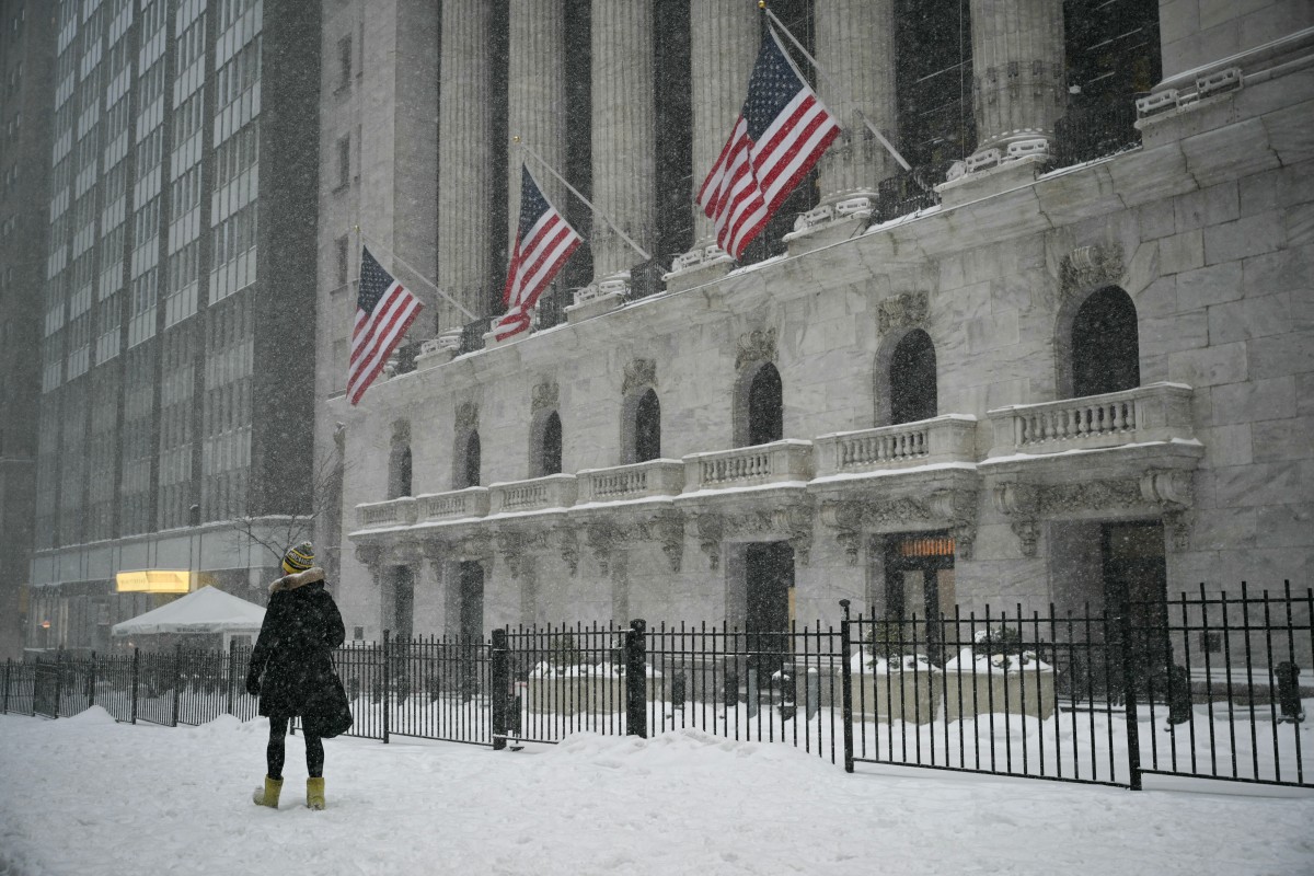أسهم Microsoft تفقد 360 مليار دولار في يوم واحد ..  وخسائر حادة لأسهم المعادن النادرة