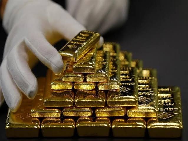 تراجع أسعار العقود الآجلة للذهب في السوق الأمريكية تزامنا مع صعود الدولار