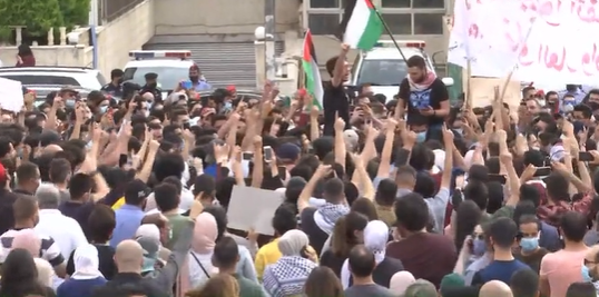 "إطلع برا يا حقير" ..  مئات الأردنيين يحتجون أمام السفارة الإسرائيلية دفاعاً عن الأقصى ..  بث مباشر