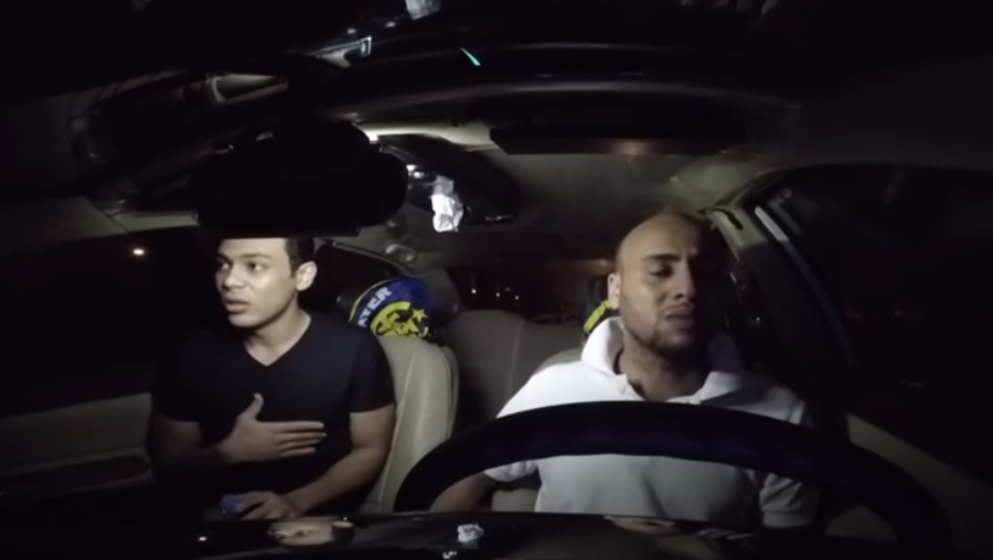 الكاميرا الخفيه: تاكسي مرعب الزبون مات من الرعب ومش عارف يقرا قل هو الله احد