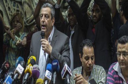 في سابقة خطيرة بمصر  ..  احتجاز نقيب الصحفيين وزميليه بتهمة ايواء مطلوبين