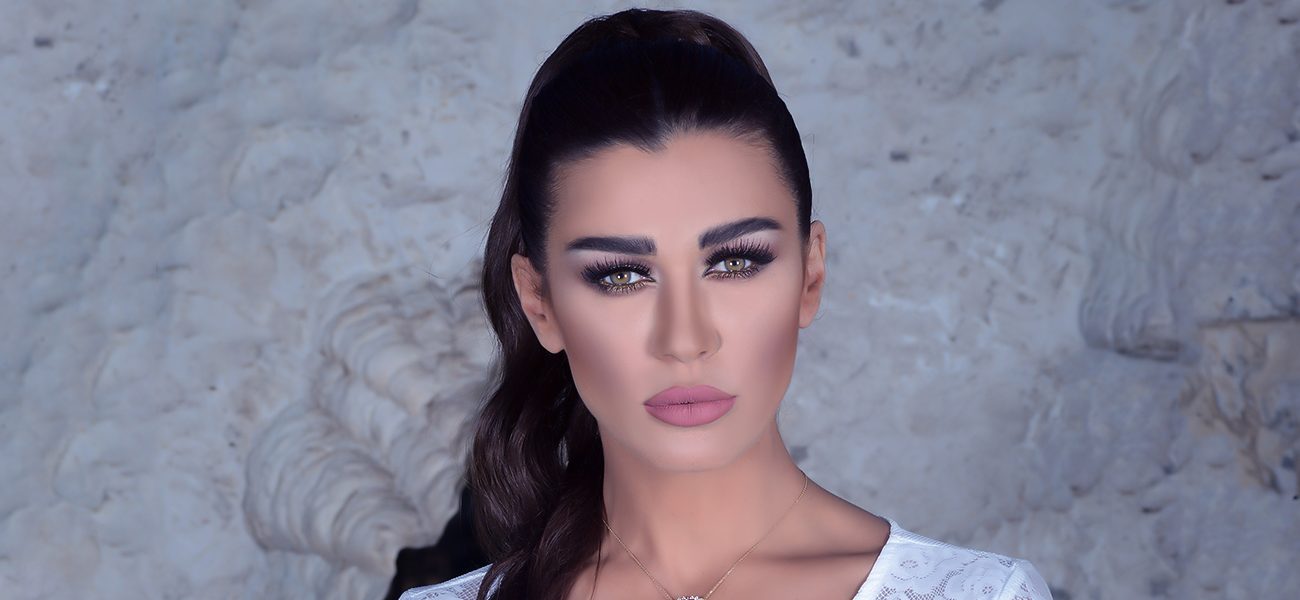بعد تهجّمها على بولا يعقوبيان: نادين الراسي تقصف جبهة ديما صادق ..  ثمّ تعتذر!
