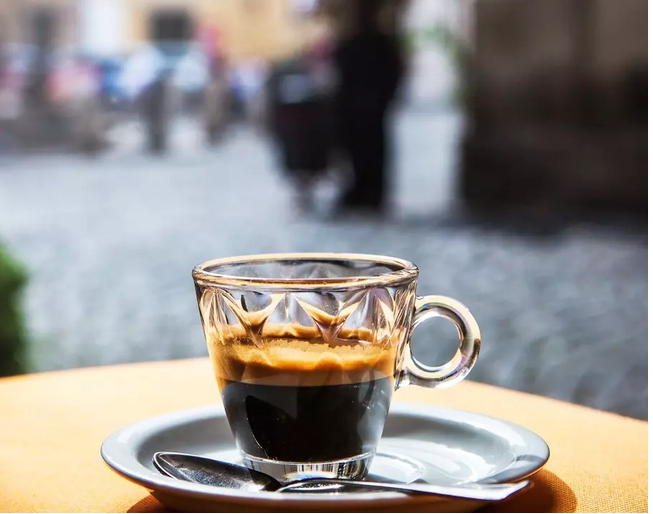 لماذا تبدو القهوة ألذ دائمًا في السفر؟