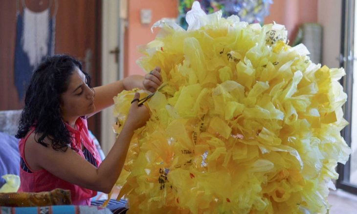 بالصور  ..  أردنية تحارب النفايات البلاستيكية بأعمال فنية ملونة  