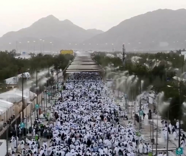 الحجاج ينفرون من عرفات إلى مزدلفة