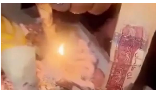 مؤثران يحرقان النقود خلال بث مباشر