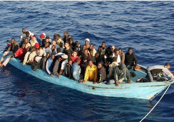 انتشال 76 جثة من موقع غرق مركب للمهاجرين قبالة ليبيا