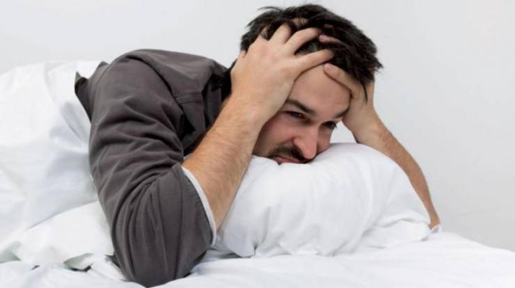 لهذه الأسباب تجنب الاستلقاء على بطنك