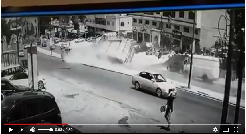 بالفيديو  ..  كاميرات مراقبة ترصد لحظة تدهور "تريلا" على طريق صويلح - البقعة 