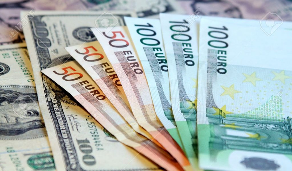 الیورو یتراجع بعد اختراق مستوى 20.1 دولار، والعملة الأمریكیة تصعد
