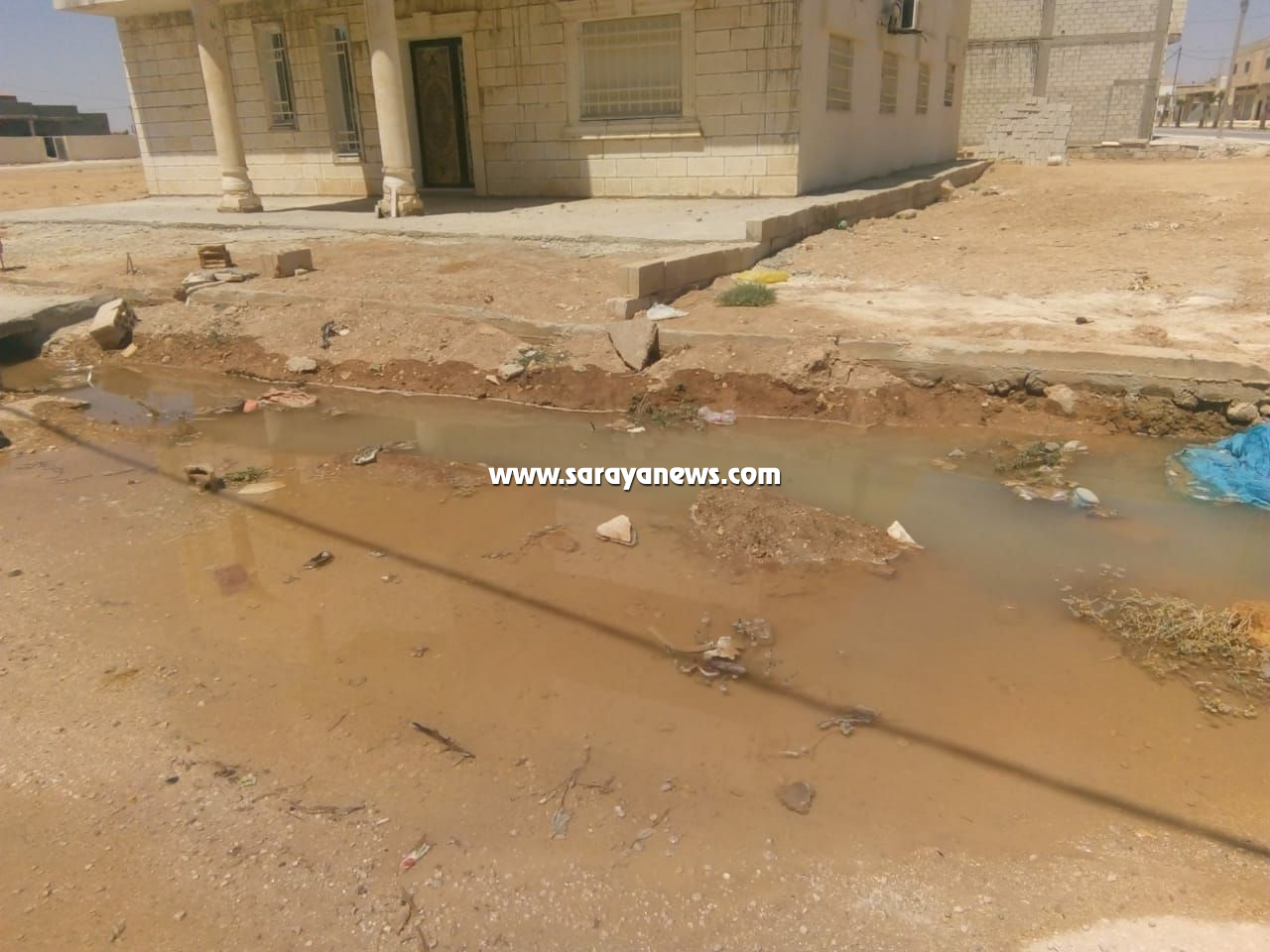 بالصور : انفجار الخط الرئيسي للمياه في الزعتري يهدر كميات كبيرة من المياه 