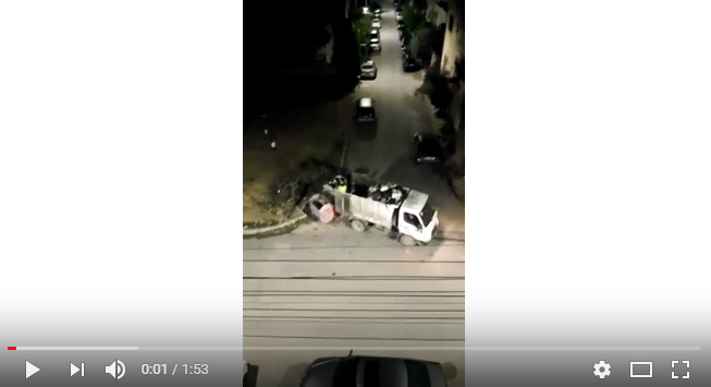 فيديو صادم  ..  عامل وطن ينقل النفايات بيديه لعدم توفر ضاغطات 