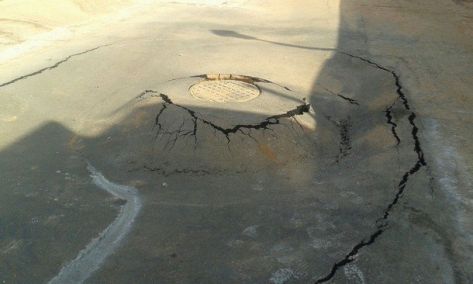 شارع منهار في الفحيص 