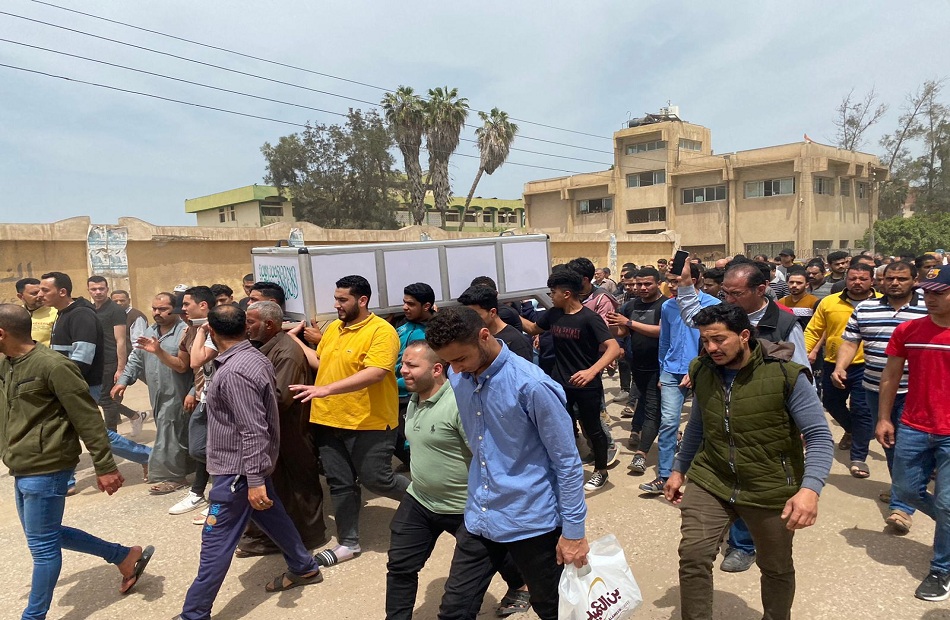 الأردنييون يشاركون في تشييع جثماني طالبين توفيا بحادثة انقلاب حافلة في الزرقاء