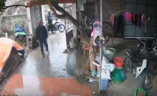 بالفيديو :لصوص يقومون بسرقة غريبة داخل منزل