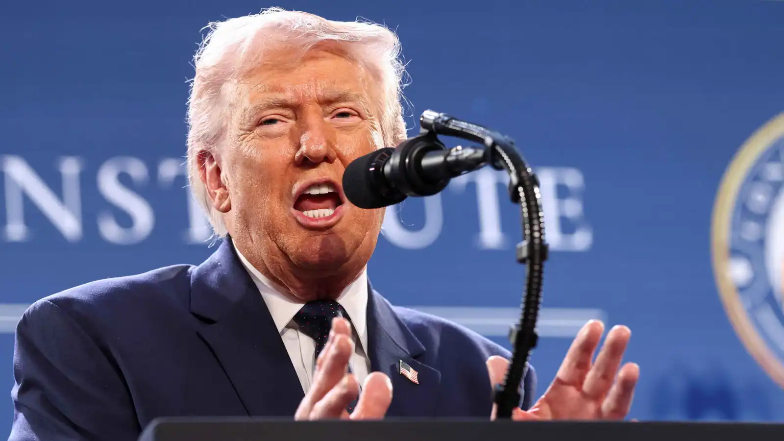 مرحلة "جديدة" في الحرب… ترامب يستعد للسيطرة على هرمز بالقوة 