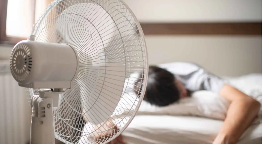 تشغل المروحة للهروب من الحر؟ ..  احذر هذه العادة