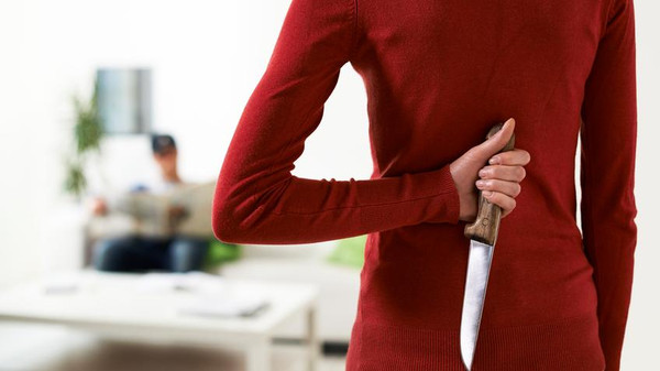 الطائف :تشاجر مع زوجته ..  فقتلته "طعناً" بالسكين
