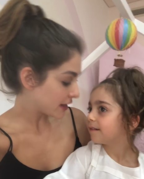 بالفيديو  ..  والدة "طفلة التيك توك" تكشف تفاصيل إصابة ابنتها "أيلا" بأزمة بعد انفجار "مرفأ بيروت" و تحطم منزلهم
