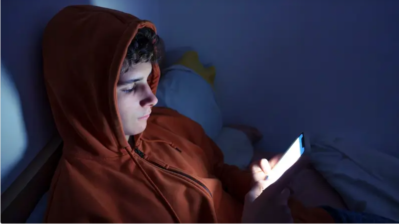 هل تضع هاتفك بجوارك أثناء النوم؟ ..  3 مخاطر صحية قد تفاجئك
