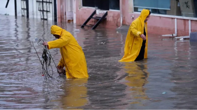 سيول جارفة تجتاح العراق وتغلق طرقاً ..  ووفاة 2 بالسليمانية