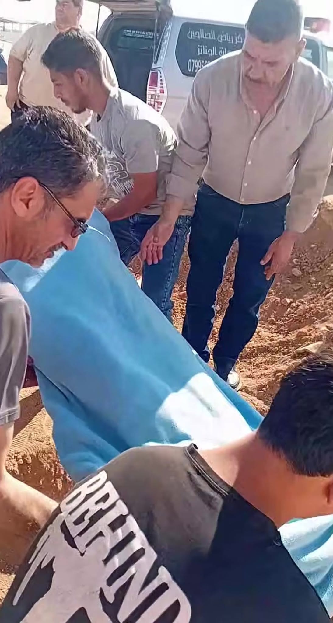بالصور ..  موقف إنساني مؤثر في مقبرة سحاب 