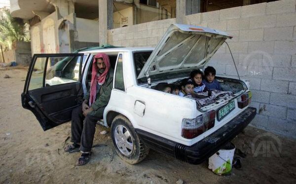مواطن غزي يحول سيارته الى &quot;غرفة نوم&quot; .. صورة شؤون فلسطينية وكالة