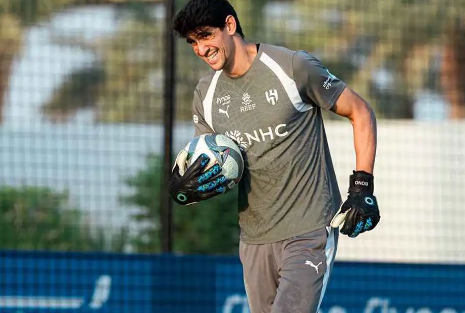 قبل مباراة الهلال والقادسية ..  ياسين بونو يخطف الأضواء برقم مميز 