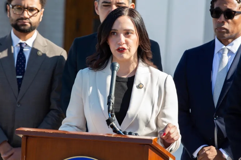 تحرك في الكونغرس لعزل وزير الحرب ومطالبة بتفعيل "التعديل 25" ضد ترمب  