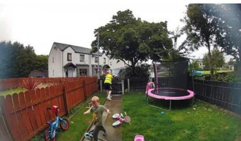 طفل يحوّل عامل توصيلات إلى بطل