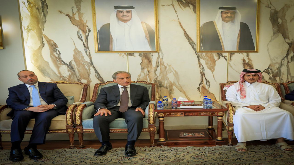 رئيس الوزراء يزور السفارة القطرية معزيا بوفاة الأمير الشيخ حمد بن خليفة آل ثاني