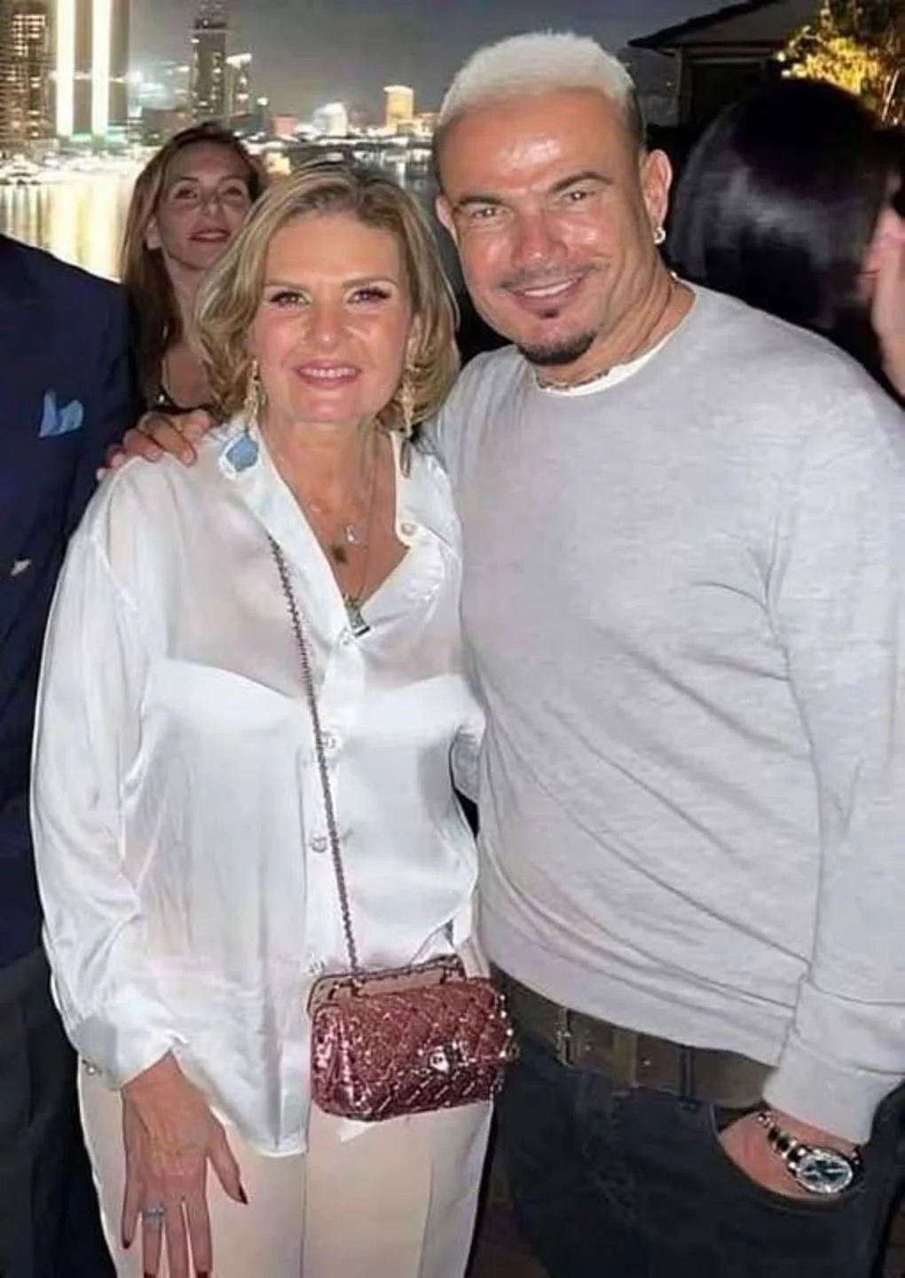 عمرو دياب يحرج يسرا في حفل زفاف ابنة محمد السعدي (فيديو)