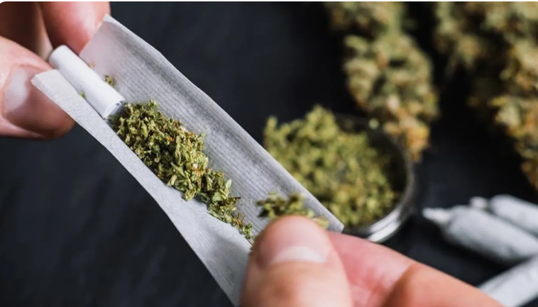 الجمارك القطرية تحبط محاولة تهريب 2.8 كغم من مادة الحشيش المخدرة