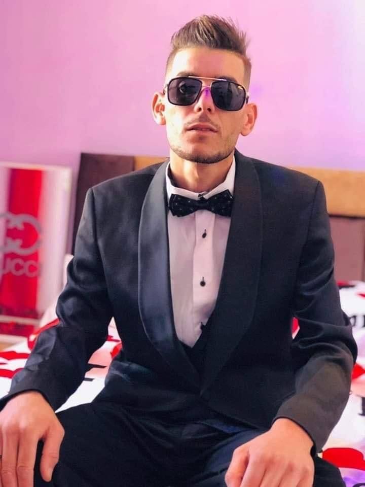 شاب نشر رسالة حزينة يشكو فيها غياب اهله عن زفافه ..  فكانت المفاجأة! 