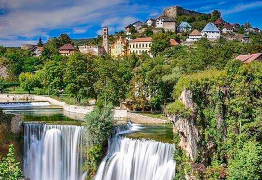 يايتسه: سحر الشلالات وعبق التاريخ في مدينة منسية