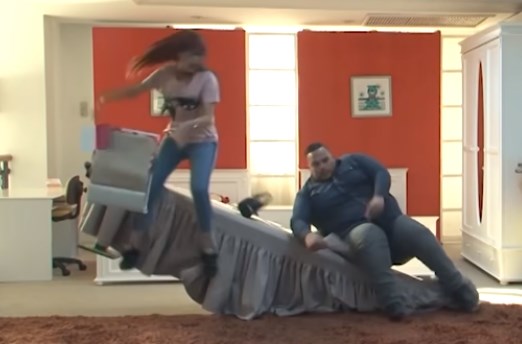 الكاميرا الخفية || ممكن اجلس؟!!