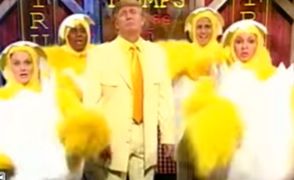 فيديو نادر لـ"رقصة ترامب" بين الدجاج تثير سخرية الملايين