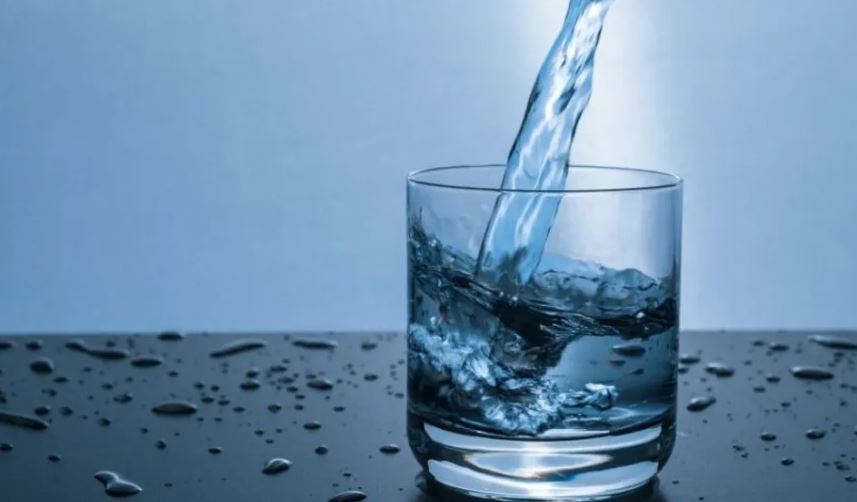 ماذا يحدث لجسمك عند شرب الماء على معدة خاوية؟ 