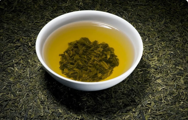 فوائد وأضرار الشاي الأخضر