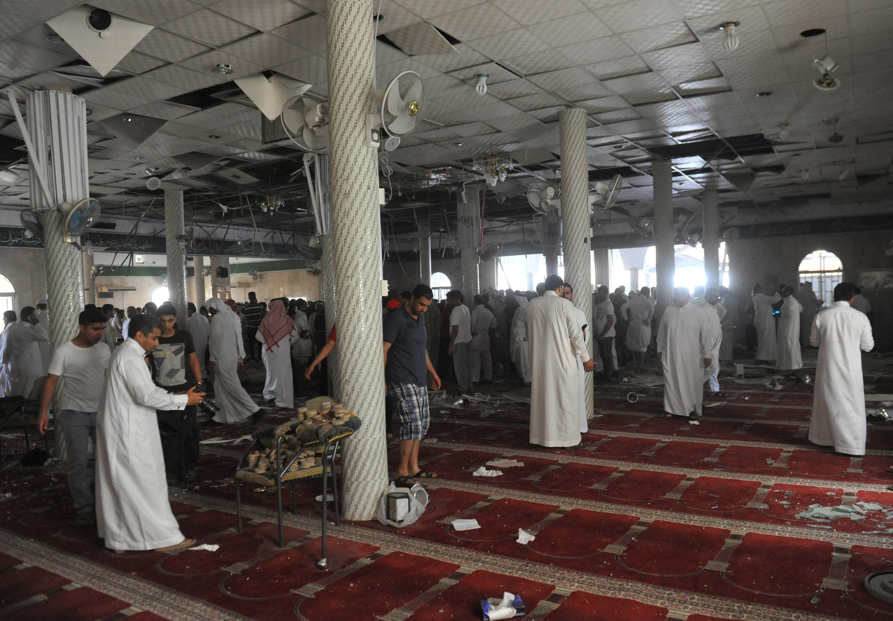 السعودية ..  صور تروي ما حدث بعد تفجير مسجد القديح