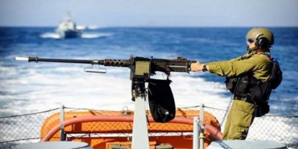 الزوارق الحربية الإسرائيلية تطلق النيران على مراكب الصيادين في بحر بيت لاهيا