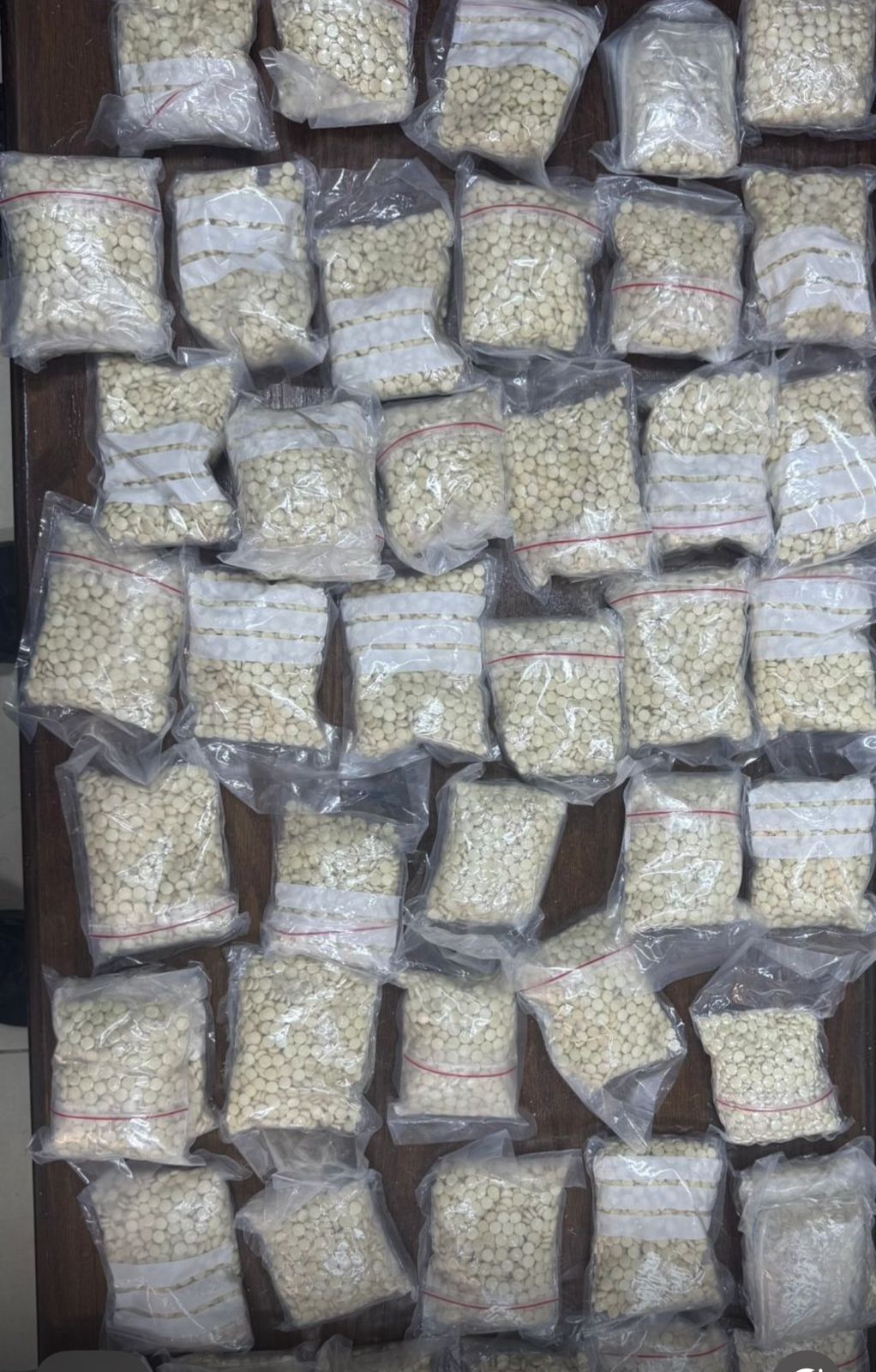 بالصور ..  القبض على 3 أشخاص في العقبة يرتبطون بعصابات إقليمية لتهريب المخدرات بواسطة "بالونات ومناطيد" الموجهة 